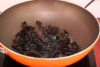 热锅倒油，爆炒熟木耳，起锅；