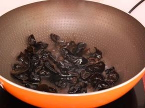 热锅倒油，爆炒熟木耳，起锅；