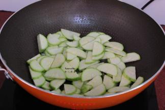 继续爆炒云南小瓜八成熟；