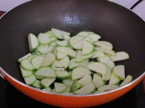 继续爆炒云南小瓜八成熟；