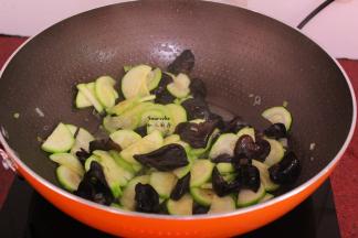 放盐、葱，炒均即可。