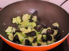 放盐、葱，炒均即可。