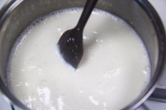 倒入锅中，小火加热，搅拌