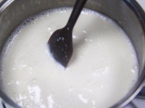 倒入锅中，小火加热，搅拌