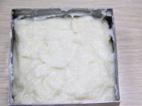倒入方形模具，用刮刀刮平，冷藏2小时凝固；