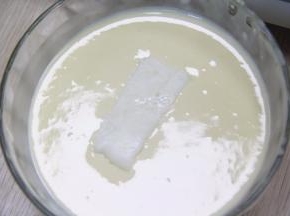 鸡蛋打散，加低筋粉，泡打粉，细砂糖10g搅拌成糊；