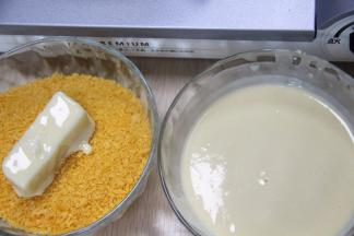 把牛奶块粘上面糊，裹上面包糠；