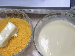 把牛奶块粘上面糊，裹上面包糠；