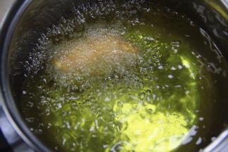 油锅烧制160度后，下锅烹炸至金黄色即可。