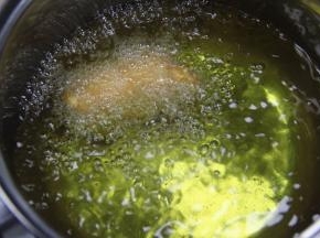 油锅烧制160度后，下锅烹炸至金黄色即可。