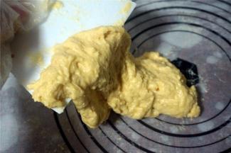 揉成湿润的面团，根据面粉的湿润程度再加入10克清水，揉成非常粘软的状态，据说这样做出来的沙琪玛才松软。