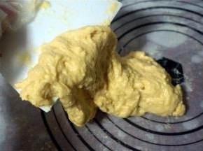 揉成湿润的面团，根据面粉的湿润程度再加入10克清水，揉成非常粘软的状态，据说这样做出来的沙琪玛才松软。