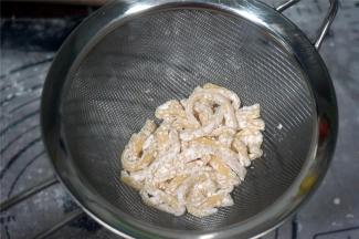 起油锅，同时将细坯条过筛，筛掉多余的淀粉。