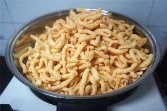 炸至金黄色时将其捞起，冷却备用。