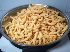 炸至金黄色时将其捞起，冷却备用。