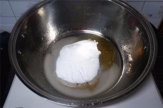 将35克清水，细砂糖，麦芽糖放入自动烹饪锅。