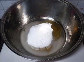 将35克清水，细砂糖，麦芽糖放入自动烹饪锅。