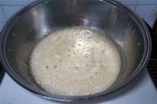 慢火熬制糖浆，直到细砂糖完全溶解，出现浓密的泡沫。