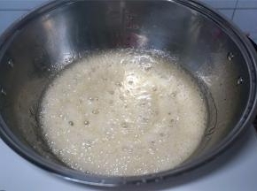 慢火熬制糖浆，直到细砂糖完全溶解，出现浓密的泡沫。