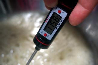 将糖浆熬至115度左右。如果没有温度计，则用筷子挑起糖浆，稍微冷却后可以拉出细丝即可。