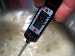 将糖浆熬至115度左右。如果没有温度计，则用筷子挑起糖浆，稍微冷却后可以拉出细丝即可。