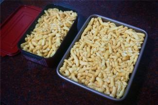 将拌好的坯条倒入不粘模具内，趁热压紧。