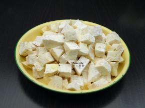 紫芋去皮，洗净，切方块；PS：广东的紫芋一个很大，取300克即可