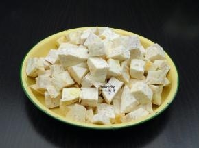 紫芋去皮，洗净，切方块；PS：广东的紫芋一个很大，取300克即可