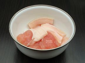 猪肉洗净，切片，放盐、油、酱油，拌均；