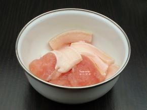 猪肉洗净，切片，放盐、油、酱油，拌均；