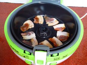 猪肉片放入锅中，煎至微黄；PS：不要加搅拌器；