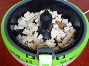 锅里放一点油，把紫芋片放在肉上面；