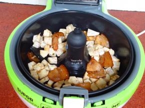 加入盐、酱油翻转一次；