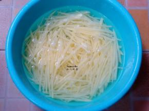 切好的土豆丝块一定要浸泡，这样炒土豆不但不粘锅，还特别好吃；