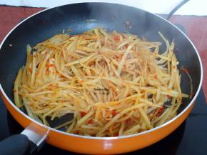 土豆丝八成熟，放酱油、陈醋继续翻炒；