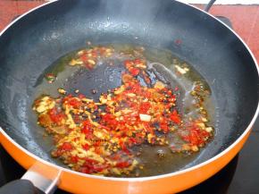 热锅倒油，放红辣椒、蒜末爆香；