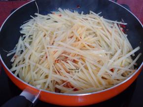 放土豆丝大火翻炒