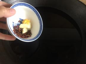 锅内加入清水，倒入花椒粒和姜蒜片