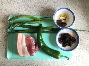 准备好食材，姜蒜切片