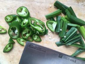 青椒和蒜苗洗净，切段