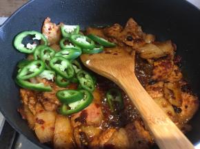 接着下青椒圈翻炒