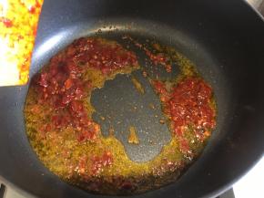 锅内倒入适量花生油，加入一勺郫县豆瓣酱翻炒开