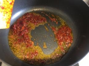 锅内倒入适量花生油，加入一勺郫县豆瓣酱翻炒开