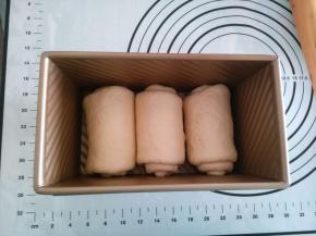 三个面团都同样做好，放入吐司盒，进行二发。二发可在烤箱进行，里面放一碗热水。