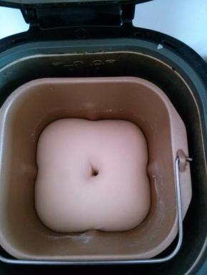 所有材料放入面包机，揉2个程序，直至出现光滑的薄膜。在面包机直接进行一发，天气热大约30分钟。一发结束，可以手指插一个洞检测，不回缩不塌陷。