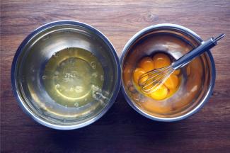 蛋白蛋黄分离到两个大盆中。