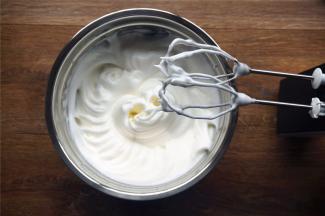 蛋白加入2克盐，4克柠檬汁，然后分3次加入66克细砂糖，打发至中性发泡（倒置容器蛋白不会流出）。