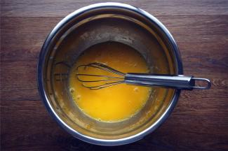 蛋黄中加入26克细砂糖，40克水，66克橄榄油，拌至细砂糖融化。