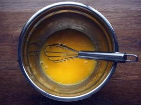 蛋黄中加入26克细砂糖，40克水，66克橄榄油，拌至细砂糖融化。