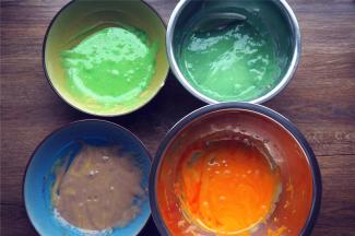 将蛋黄糊平均分成4份，分别加入色素，拌均匀。